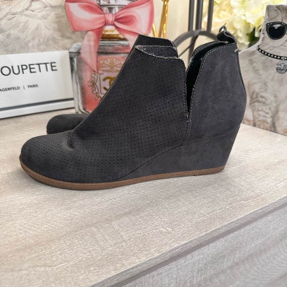 DV8 Women's Blue Suede Ankle Boots size 7.5 - Picture 2 of 6